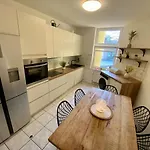 3-bedroom Centrally Located In דירה הרנה