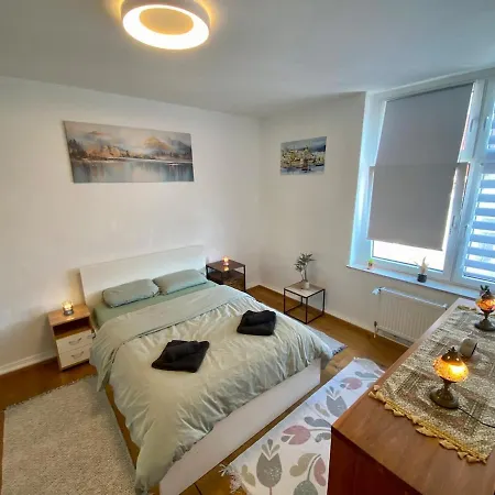 3-bedroom Centrally Located In 아파트 헤르네