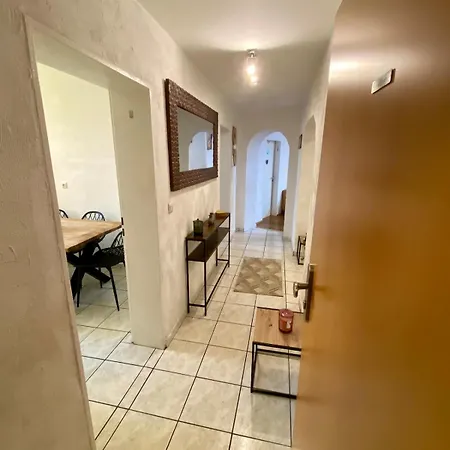 3-bedroom Centrally Located In 아파트