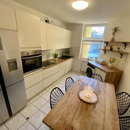 3-bedroom Centrally Located In 아파트 헤르네