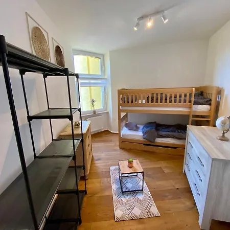 3-bedroom Centrally Located In 아파트 헤르네