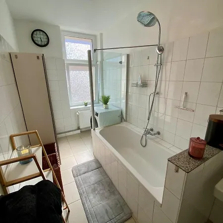 3-bedroom Centrally Located In * 헤르네