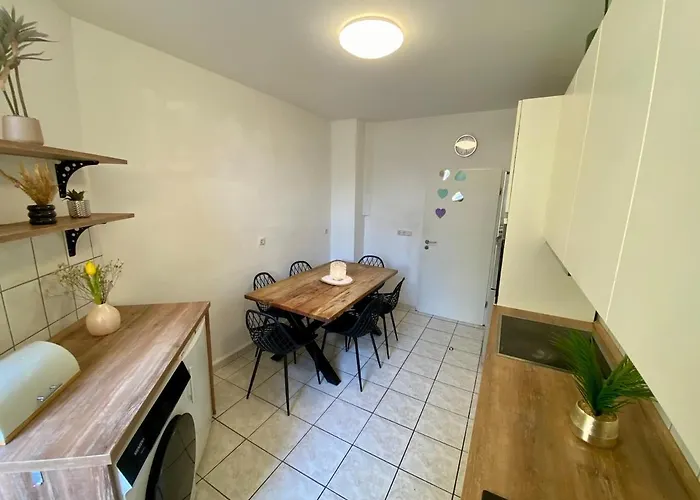 Appartamento 3-bedroom Centrally Located In